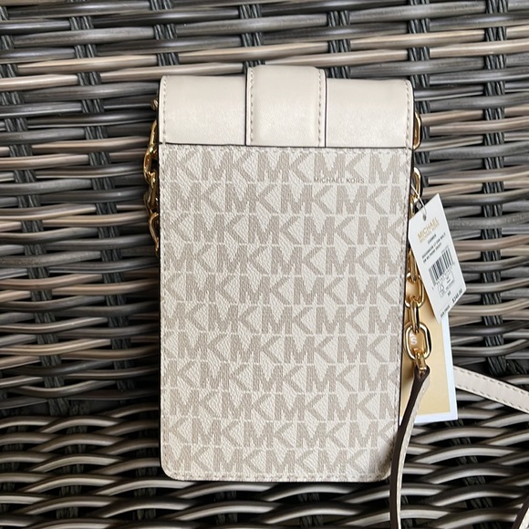 Michael Kors Carmen Small Logo Smartphone Crossbody Bag
Light Cream Multi - Picture 14 of 16